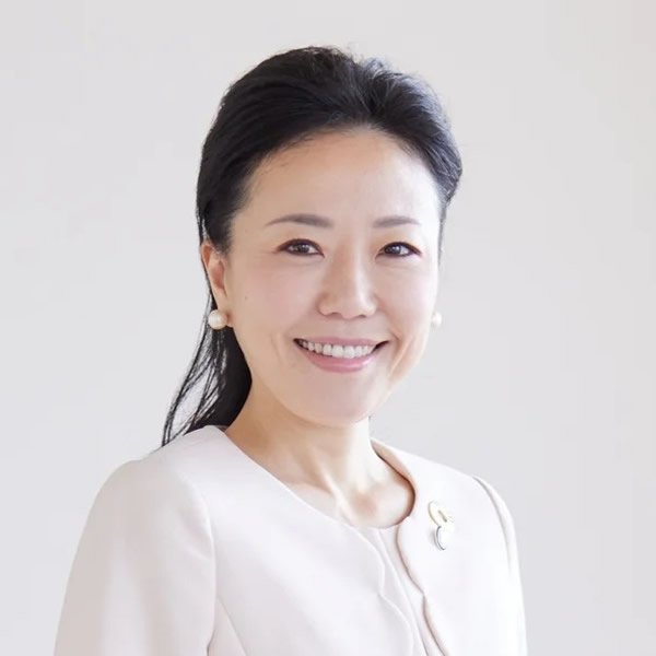 日本経済大学 学長　都築 明寿香